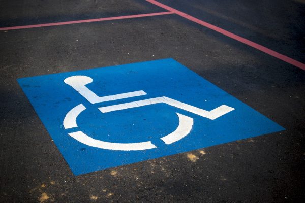 Acces automatizat în parcările aeroporturilor din București pentru persoanele cu mobilitate redusă