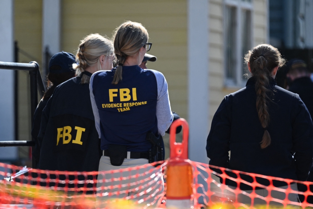 Operațiune coordonată de DIICOT și FBI: Bani furați în SUA au fost spălați în România prin lux