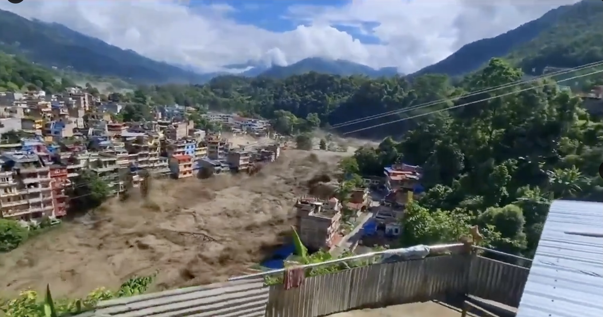 Studiu oficial: Prăbușirea unui ghețar a provocat viitura care a devastat o vale din Nepal