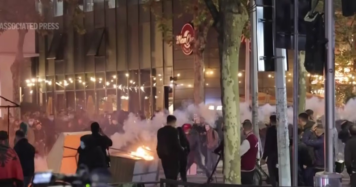 Violențe masive în Tirana: Studenții au incendiat clădiri guvernamentale și bănci în urma protestelor