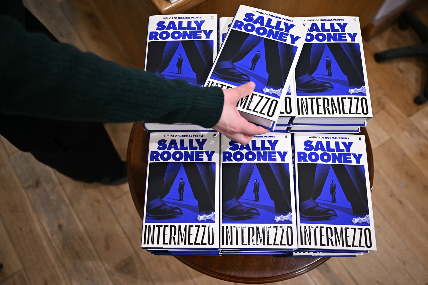 Cărțile scriitoarei Sally Rooney sunt retrase de pe piața din Marea Britanie din motive legale