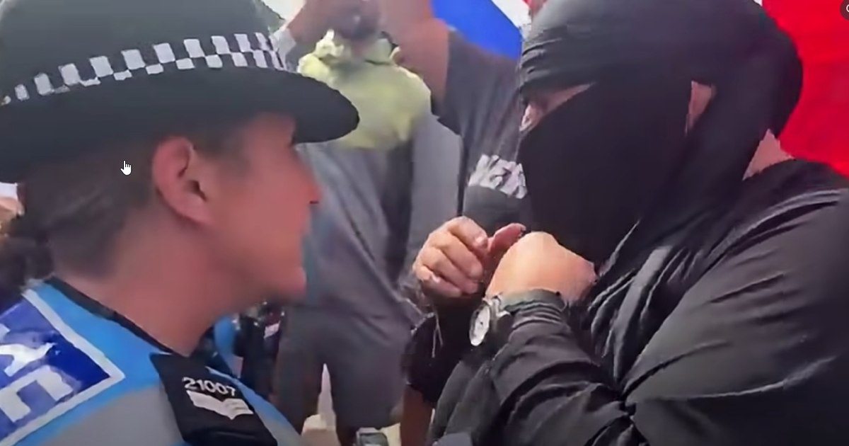 Un pensionar britanic a purtat burqa la tribunal după ce a fost arestat pentru aceeași acțiune