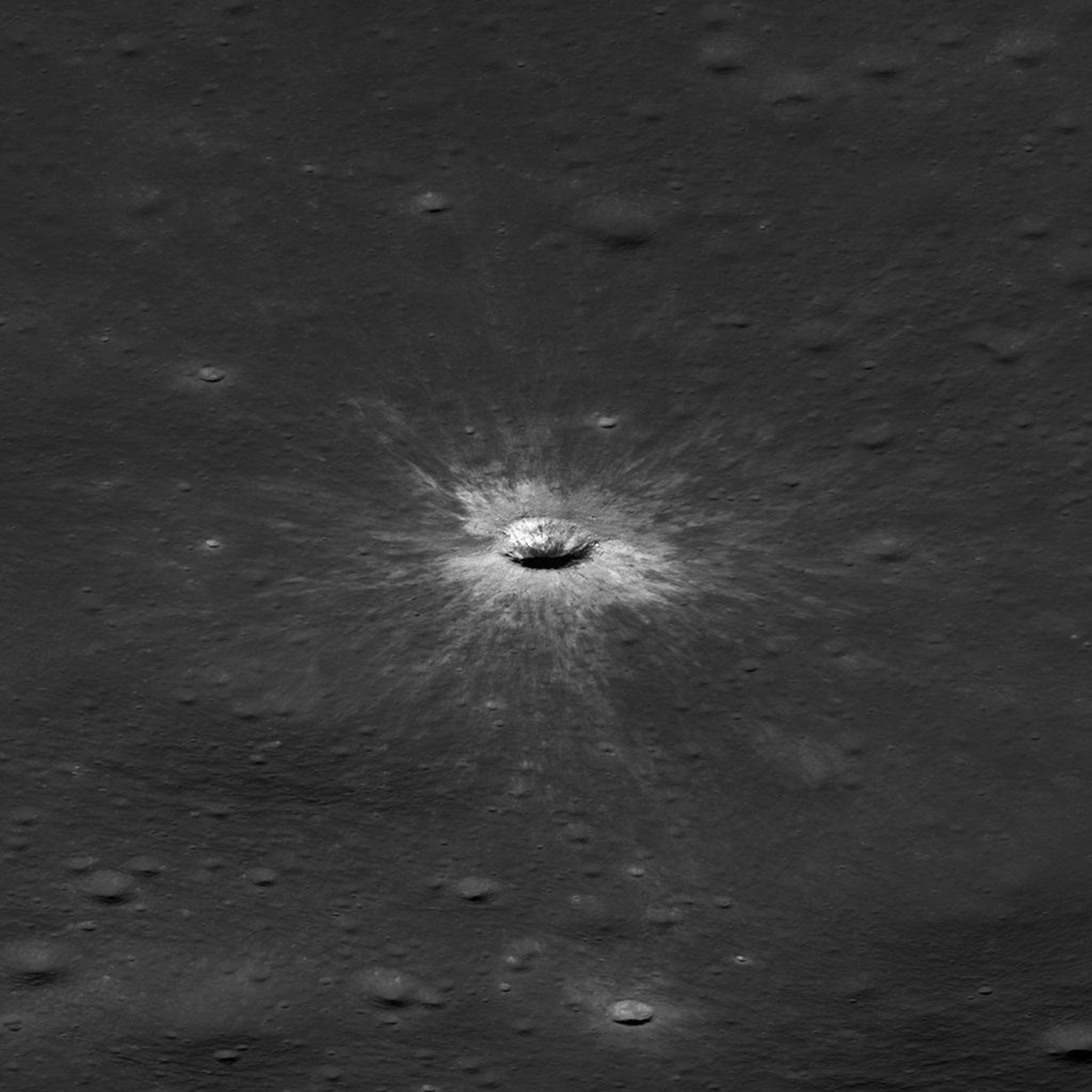 Un crater uriaș a fost descoperit pe Lună: este mai mare decât Colosseumul din Roma