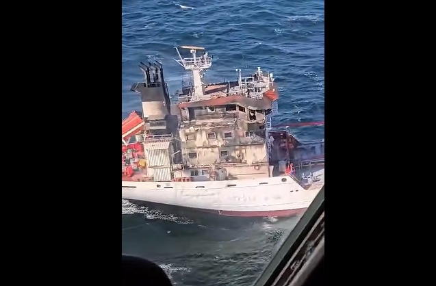 Operațiune de salvare în Marea Neagră: Patru marinari sunt blocați la bordul unei nave incendiate