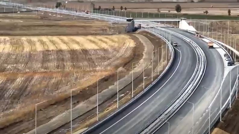 Lucrările la autostrada A7, sectorul Bacău – Pașcani, sunt în plină desfășurare pe loturile de la Trifești și Săucești