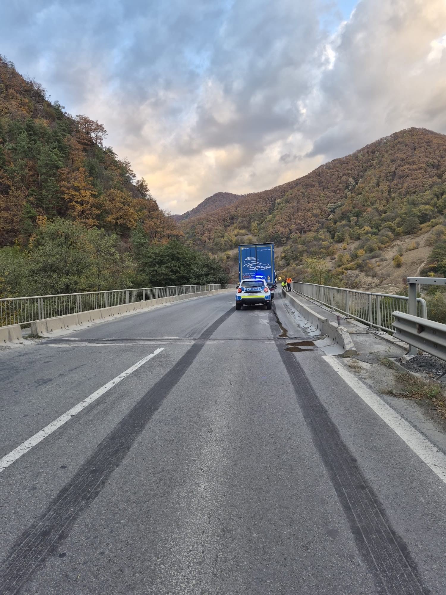 Trafic restricționat pe Valea Oltului: un tir a lovit parapetul viaductului din Câineni