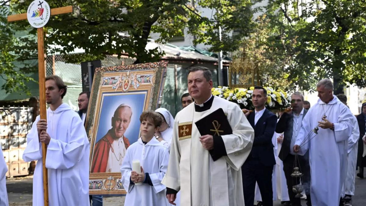 Procesiune religioasă în București pentru comemorarea Sfântului Ioan Paul al II-lea