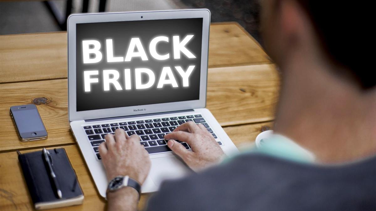 Black Friday marchează începutul cumpărăturilor de Crăciun pentru mulți români