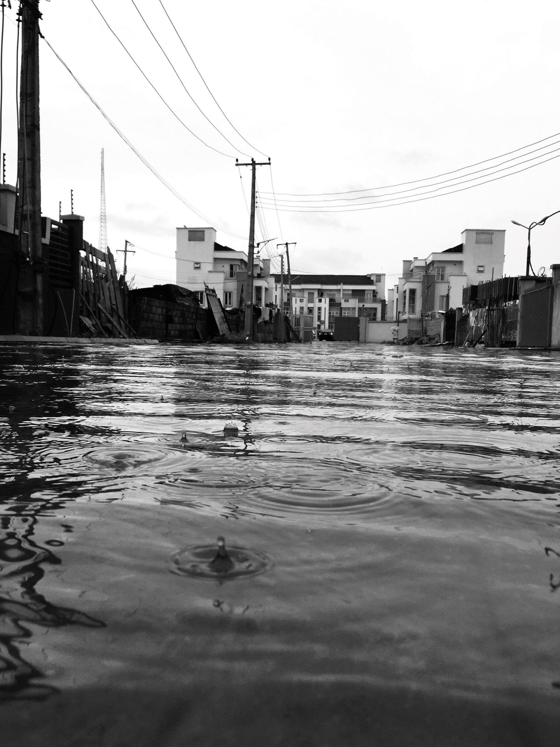 Românii sunt tot mai îngrijorați de rezistența locuințelor în fața schimbărilor climatice