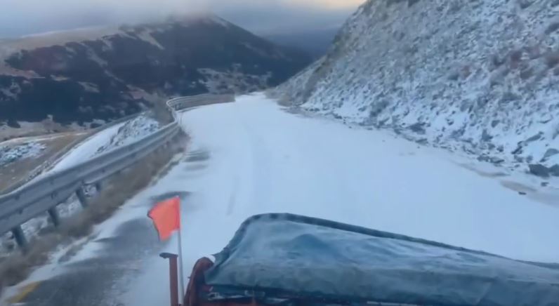 Zăpadă pe Transalpina: echipele DRDP Craiova intervin cu utilaje pentru deszăpezire