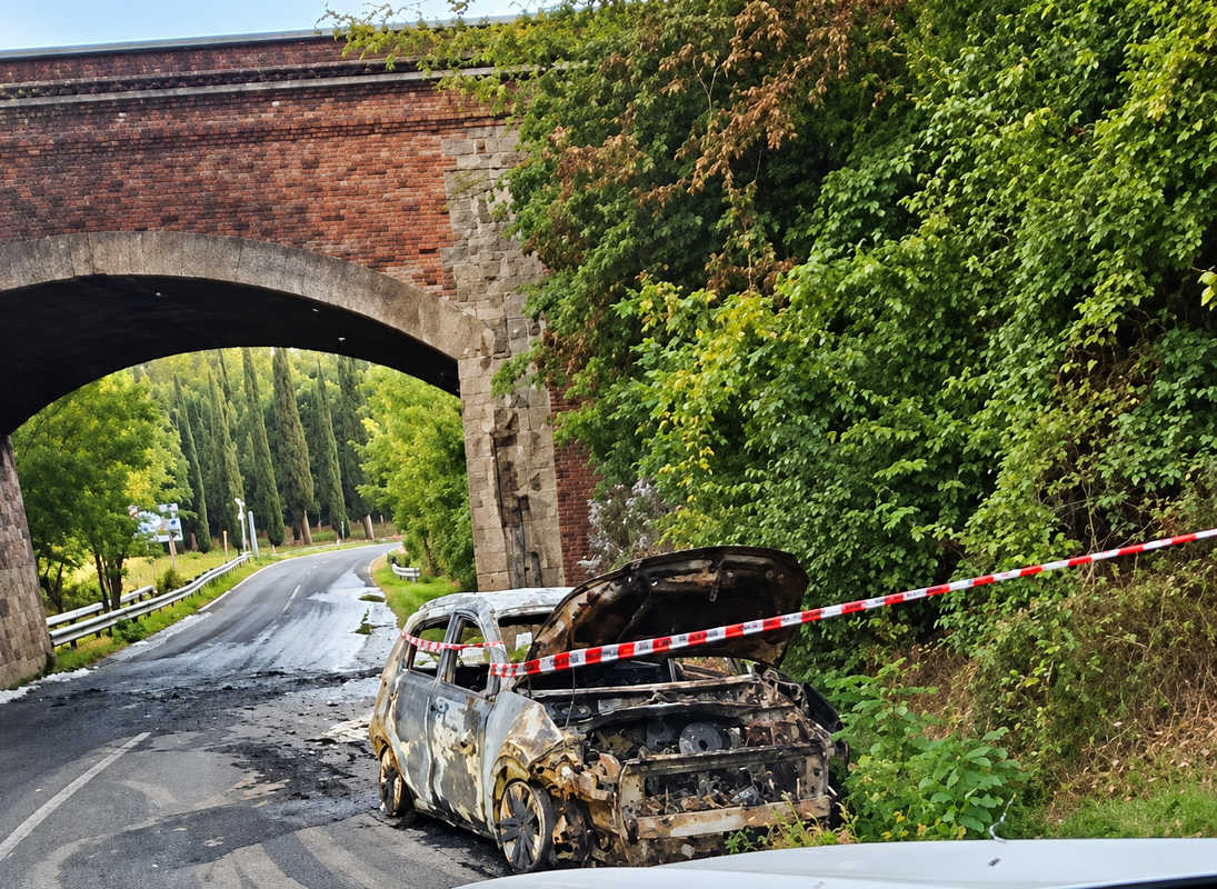 Jaf eșuat în Italia: 8 români arestați după ce au încercat să spargă o companie de bijuterii