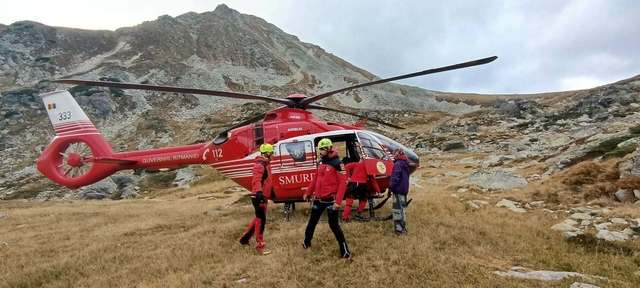 Turistă germană accidentată în Munții Retezat, salvată de salvamontiști cu ajutorul unui elicopter