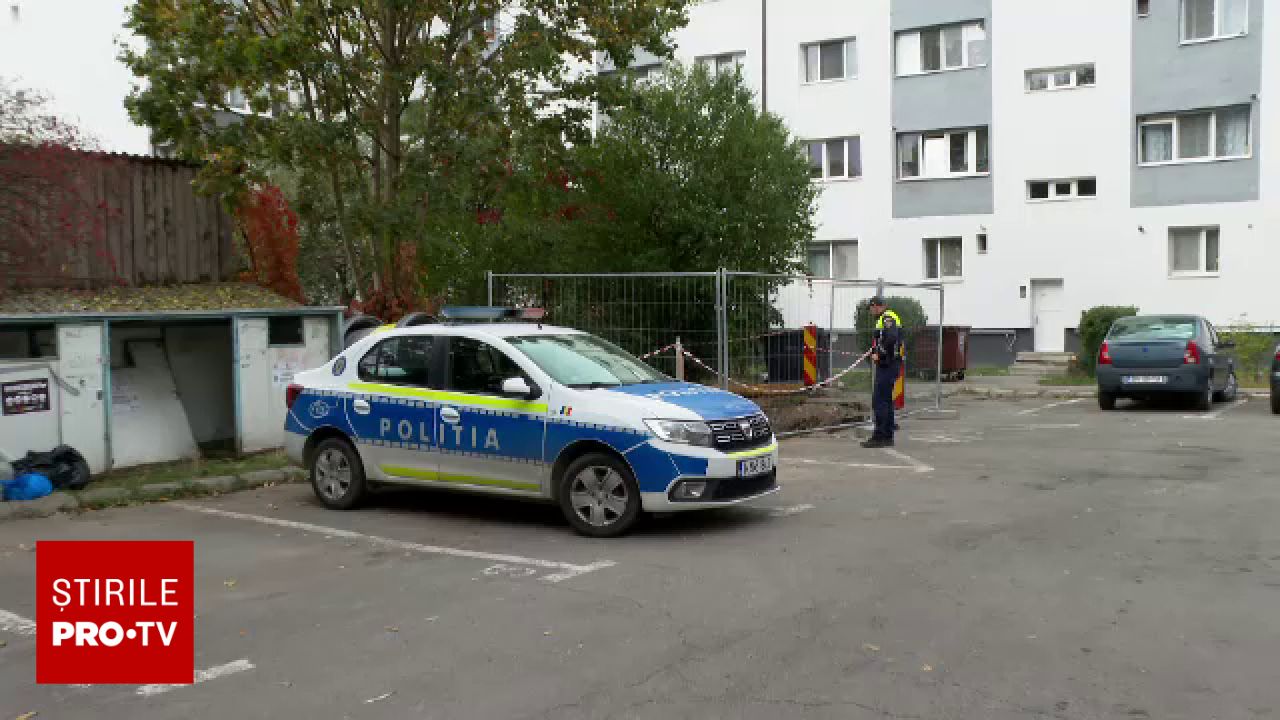 O femeie de 84 de ani a căzut într-o groapă de aproape doi metri, fiind rănită grav