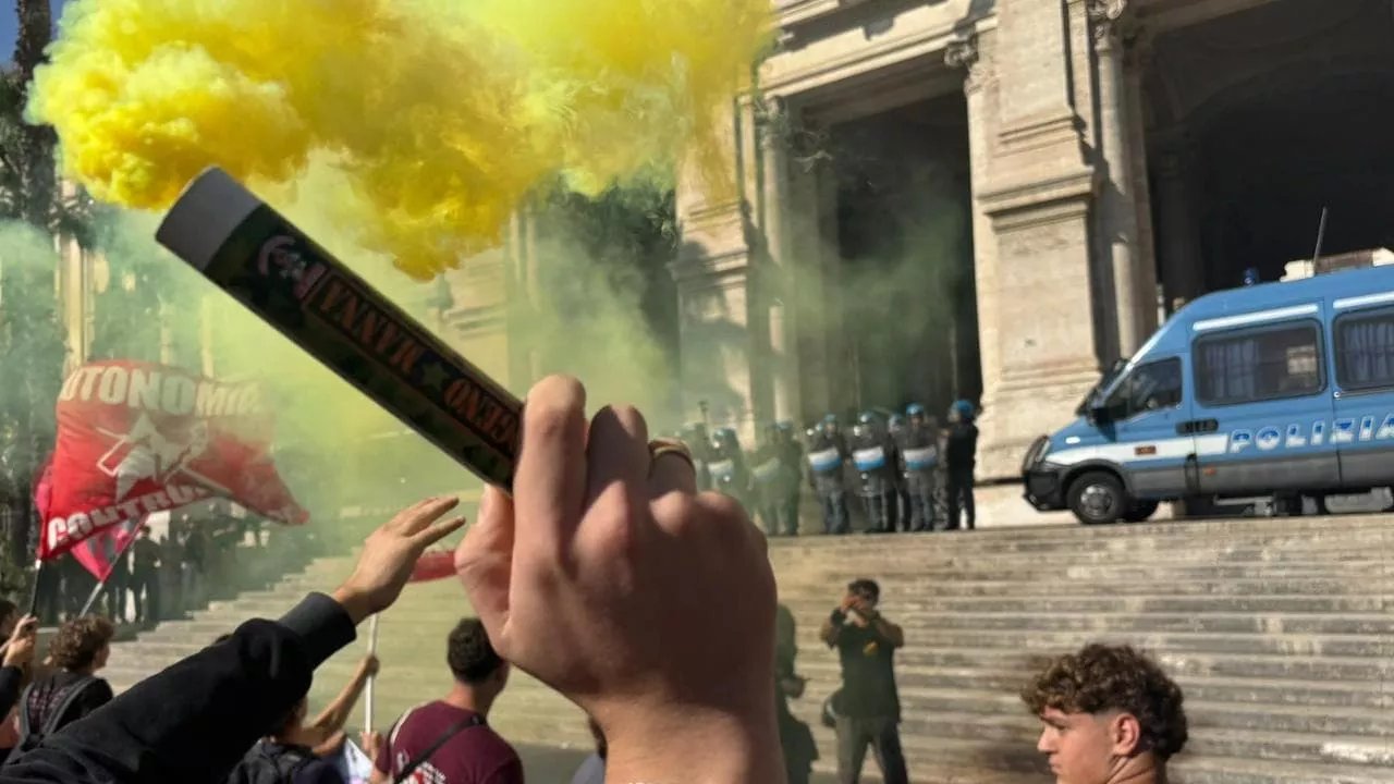 Proteste masive în Italia: mii de elevi au manifestat împotriva guvernului Meloni și au atacat Ministerul Educației