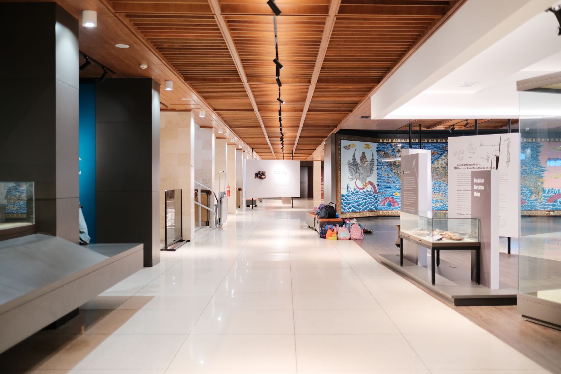 Expoziția „Întoarcere” a artistului Samy Briss aduce peste 70 de lucrări într-un spațiu corporatist din București