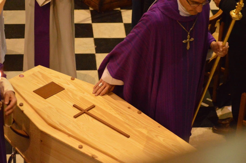 Angajat al unei firme funerare a furat inelul de aur al unui preot decedat pentru a cumpăra droguri