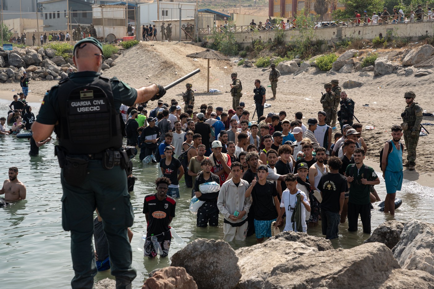 Raport al serviciilor secrete spaniole: Marocul știa dinainte de fluxul masiv de migranți în Ceuta