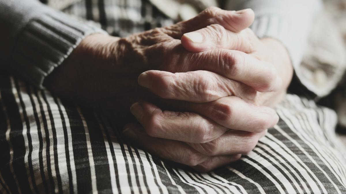 O asistentă medicală a fraudat o femeie de 99 de ani cu 750.000 de lire sterline