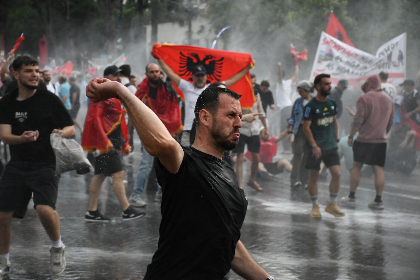 Confruntări violente în Tirana: protestatari și forțe de ordine, premierul Albaniei acuză forțe străine