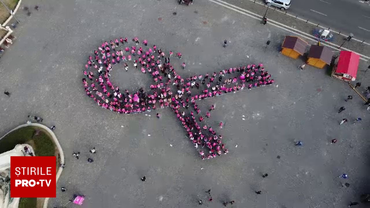Solidaritate în Cluj-Napoca: Sute de persoane au format o panglică roz pentru combaterea cancerului de sân