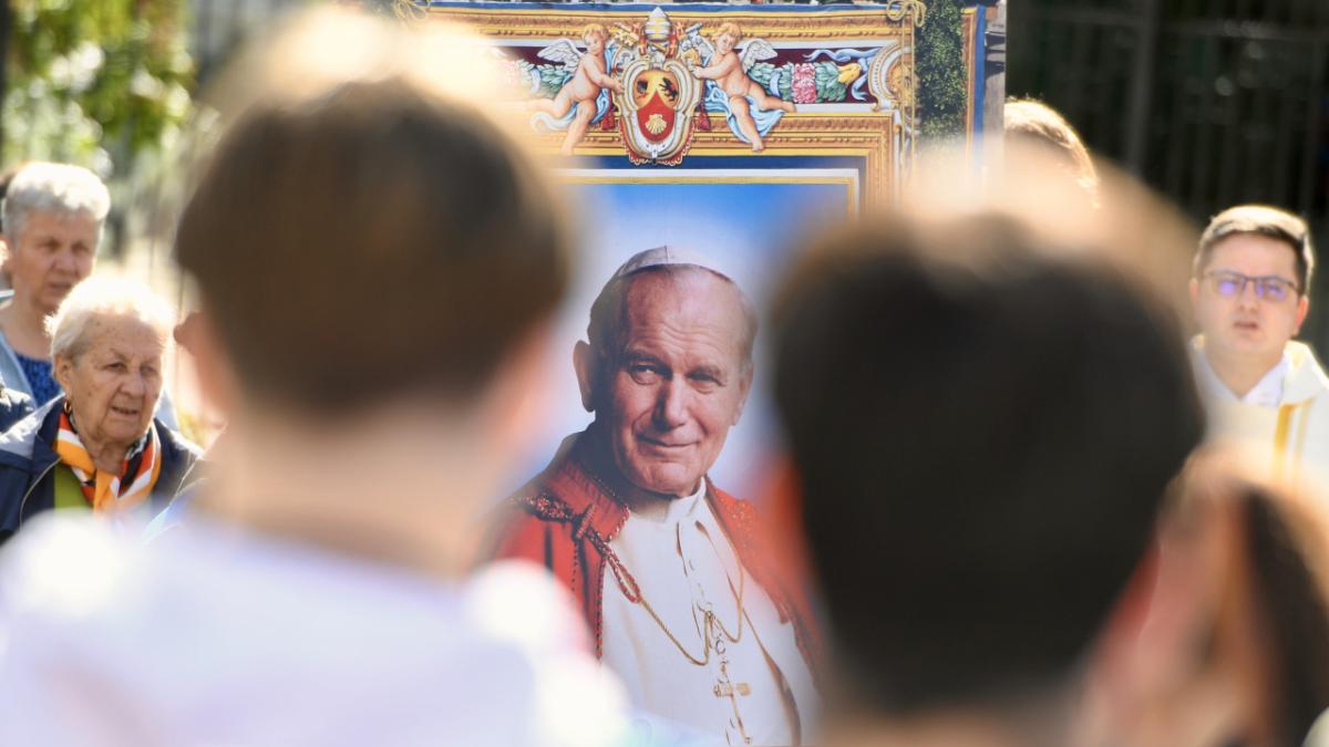 Cum s-a negociat vizita Papei Ioan Paul al II-lea în România: Tensiuni între Biserică și stat