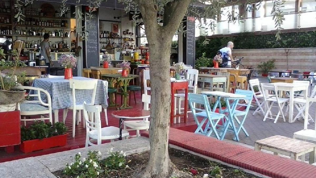 Un patron de restaurant din Italia a pus masa și tacâmurile direct pe mașina unui șofer care a parcat pe terasă