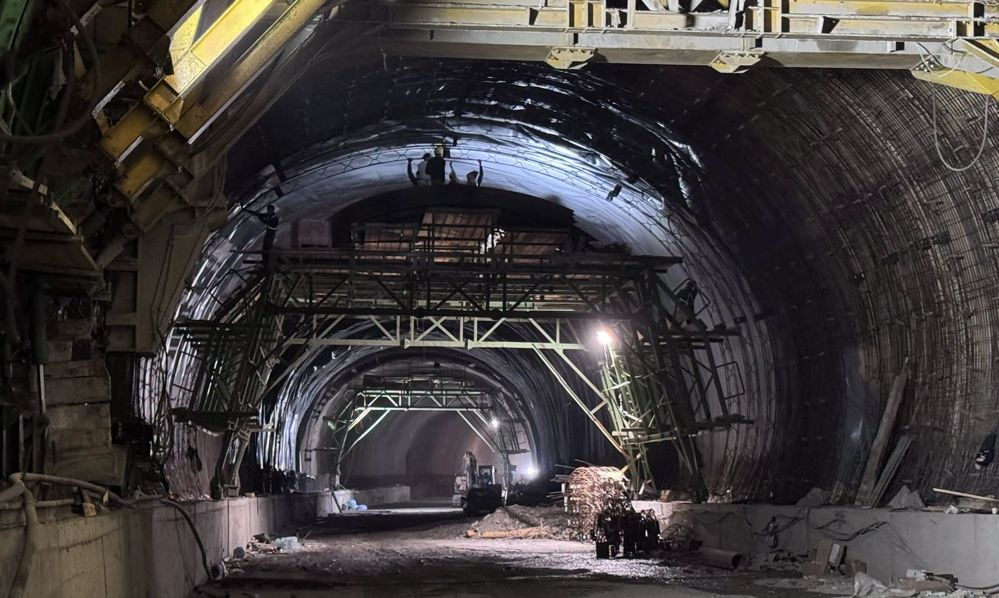 Lucrările la tunelurile de pe segmentul A1 Margina – Holdea continuă în regim permanent