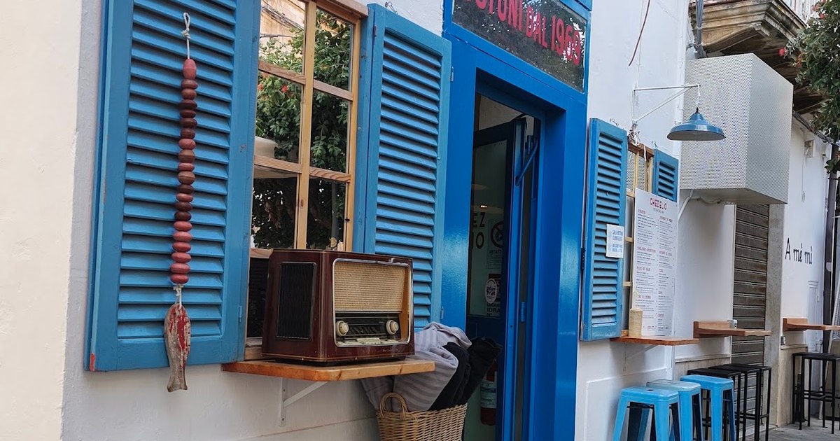 Un proprietar de restaurant din Italia a transformat mașina unui șofer într-o masă de servit