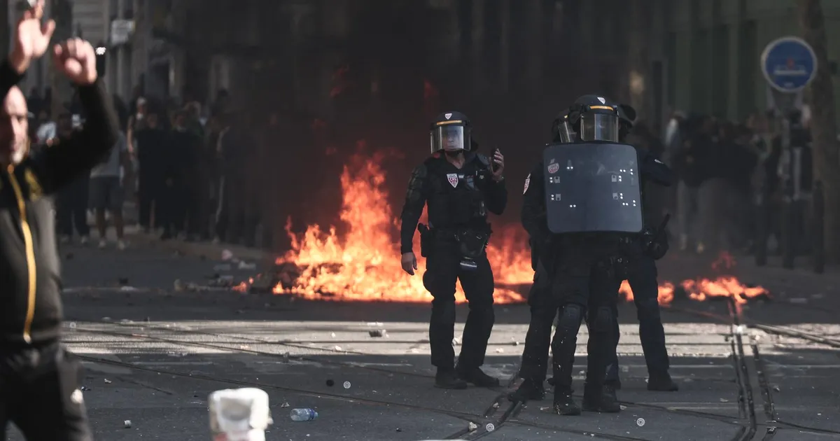 Tensiuni în Franța: Protestele elevilor se extind la manifestații împotriva costului vieții