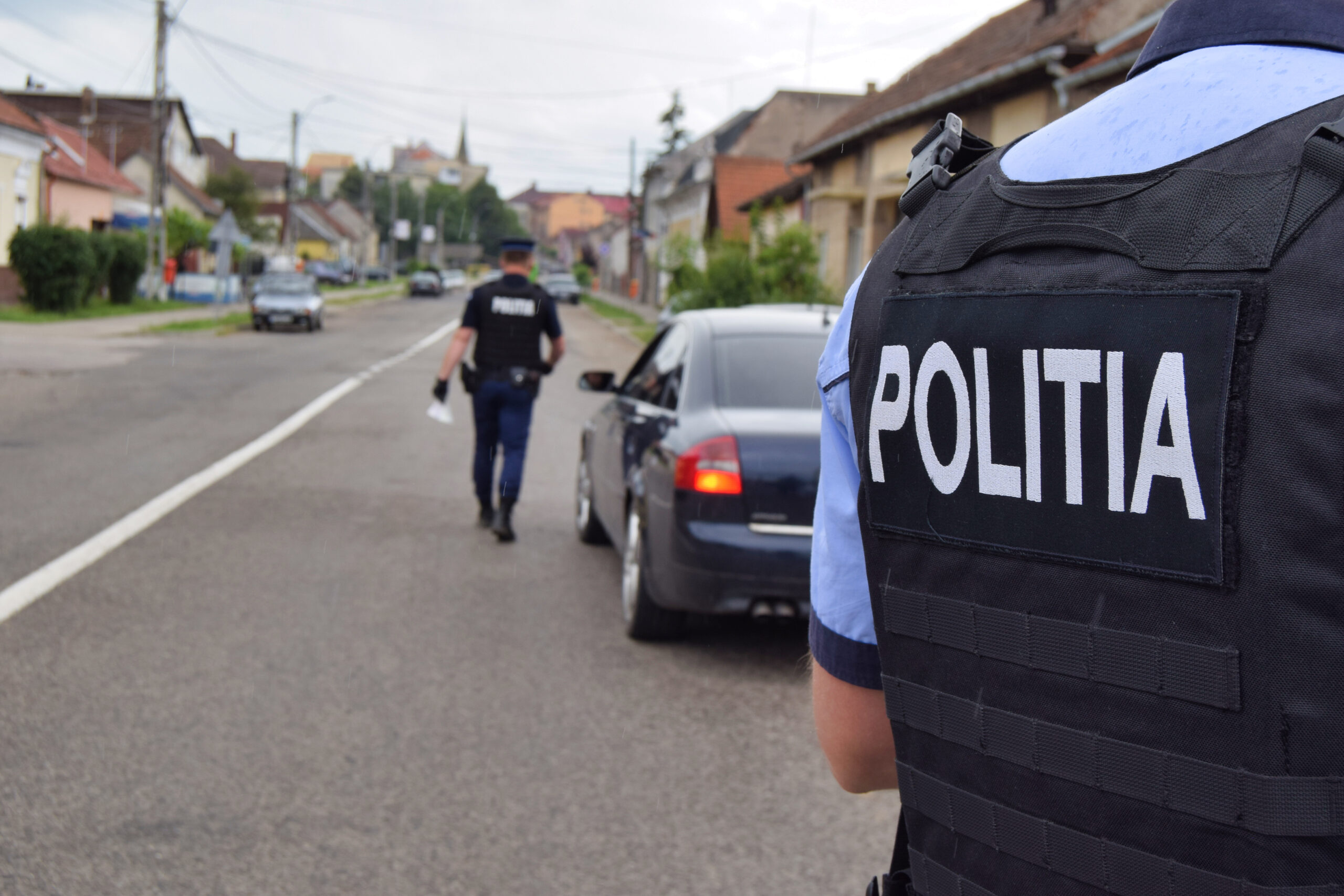 Un fost ofițer militar a fost arestat preventiv în Vaslui după ce a lovit o mașină parcată fiind beat