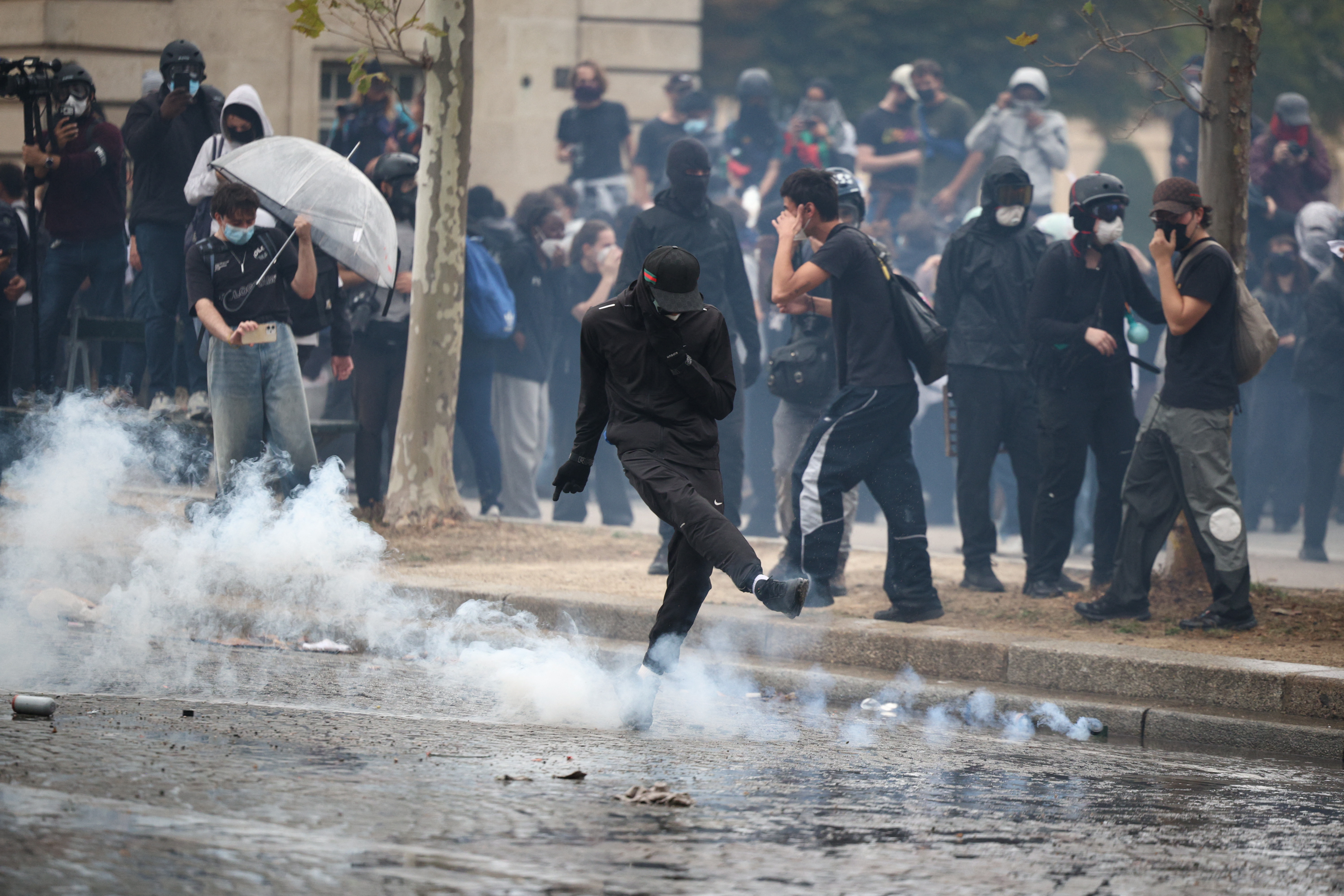 Proteste masive în Franța: poliția a folosit gaze lacrimogene, au fost arestate peste 160 de persoane