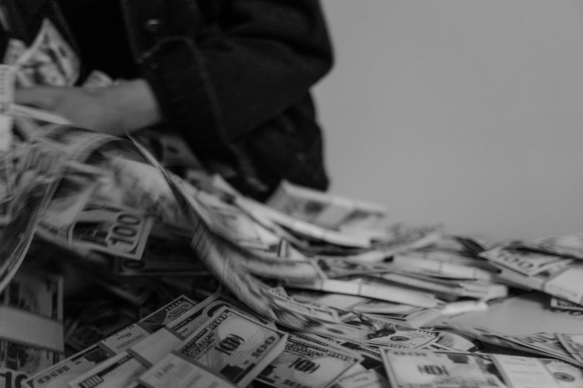 Bărbat prins cu peste 9.000 de lei la pelerinajul de la Iași. Poliția a descoperit că deține mașini de lux