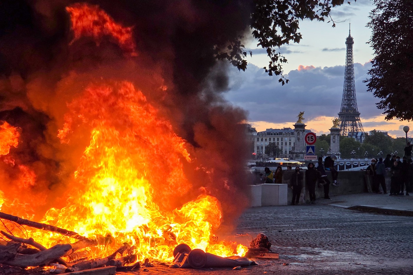 Violențe masive în Paris: Protestatari au atacat forțele de ordine lângă Palatul Élysée