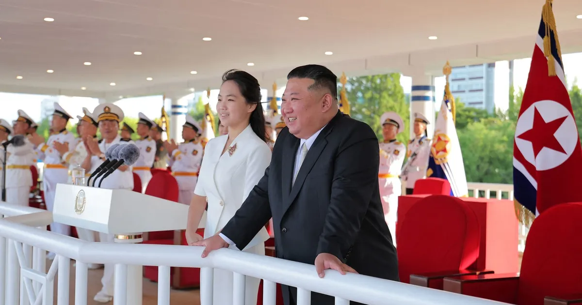 Super-yacht de lux cu piscină și tobogane a fost surprins lângă vila lui Kim Jong Un
