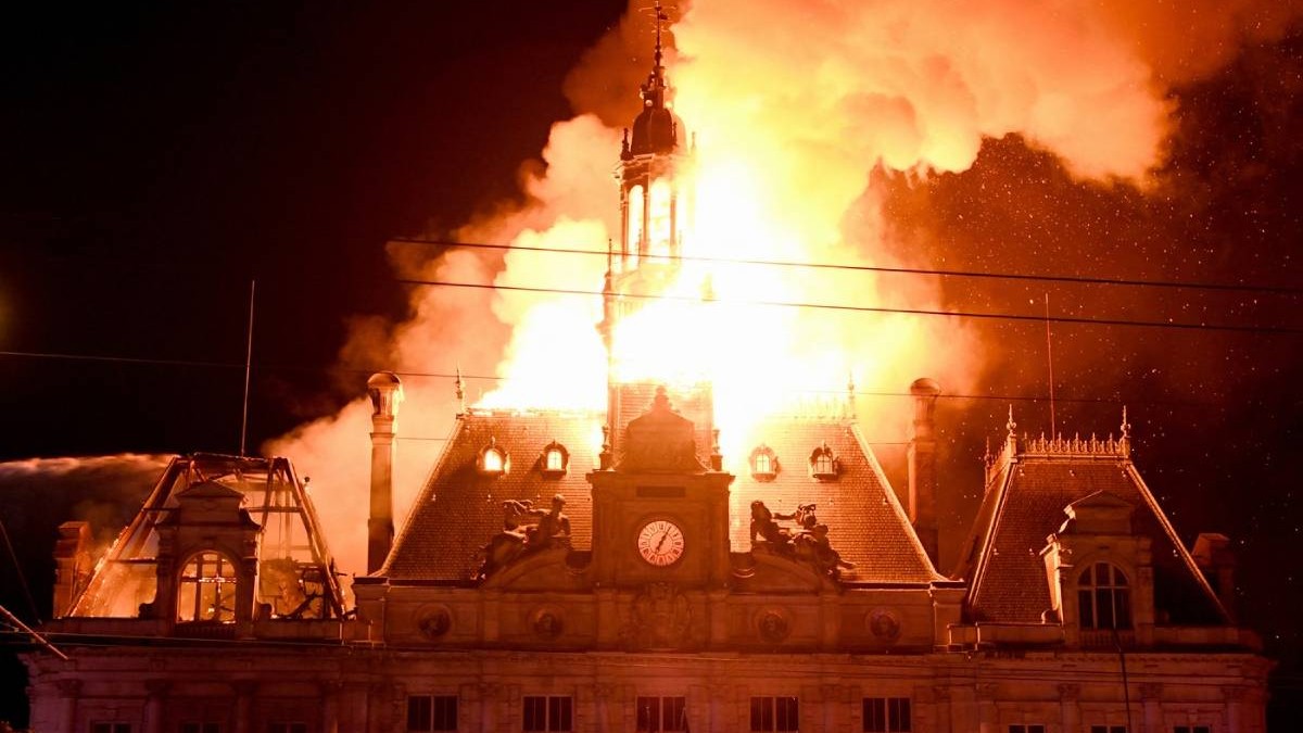 Turnul Primăriei din Limoges, un simbol istoric de 43 de metri, s-a prăbușit în flăcări în timpul protestelor