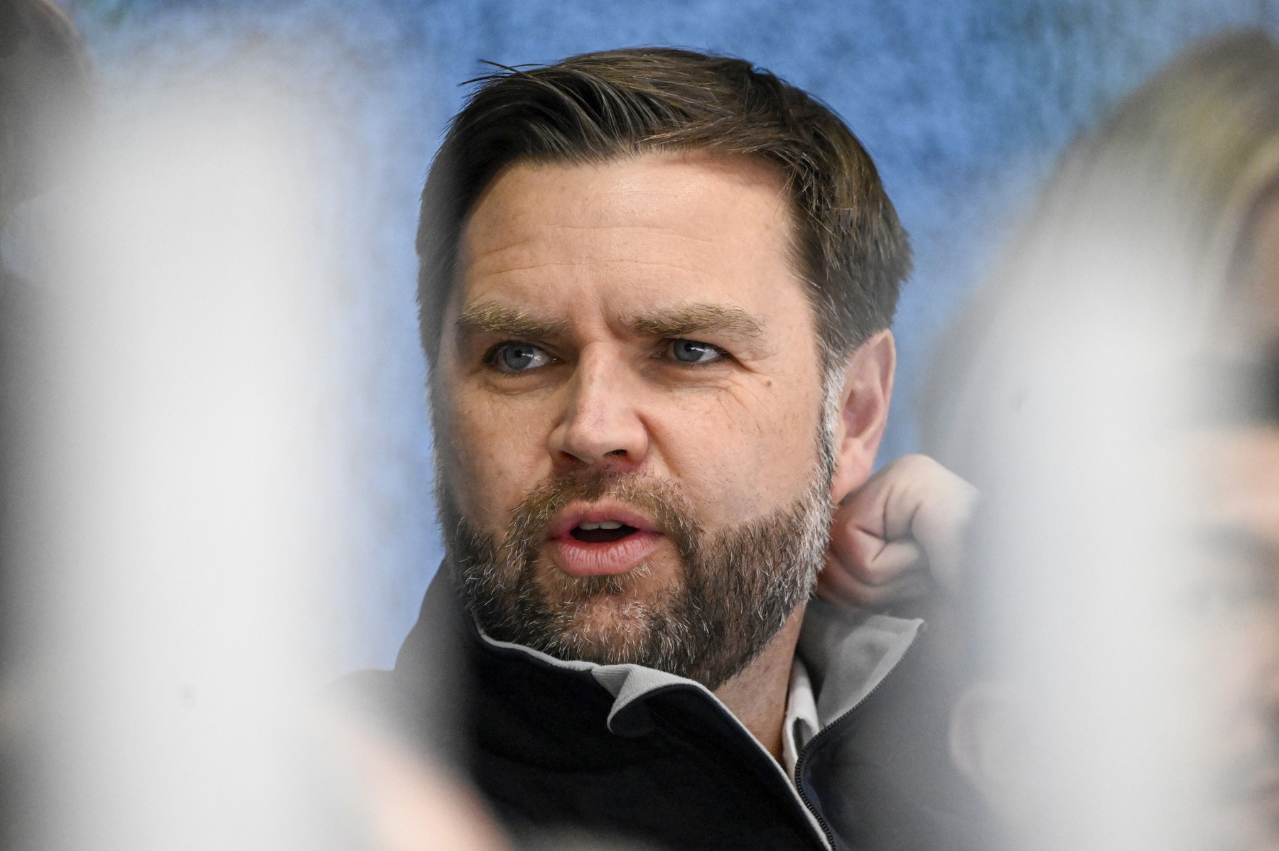JD Vance acuză imigrația de violențele din Franța și avertizează asupra viitorului SUA