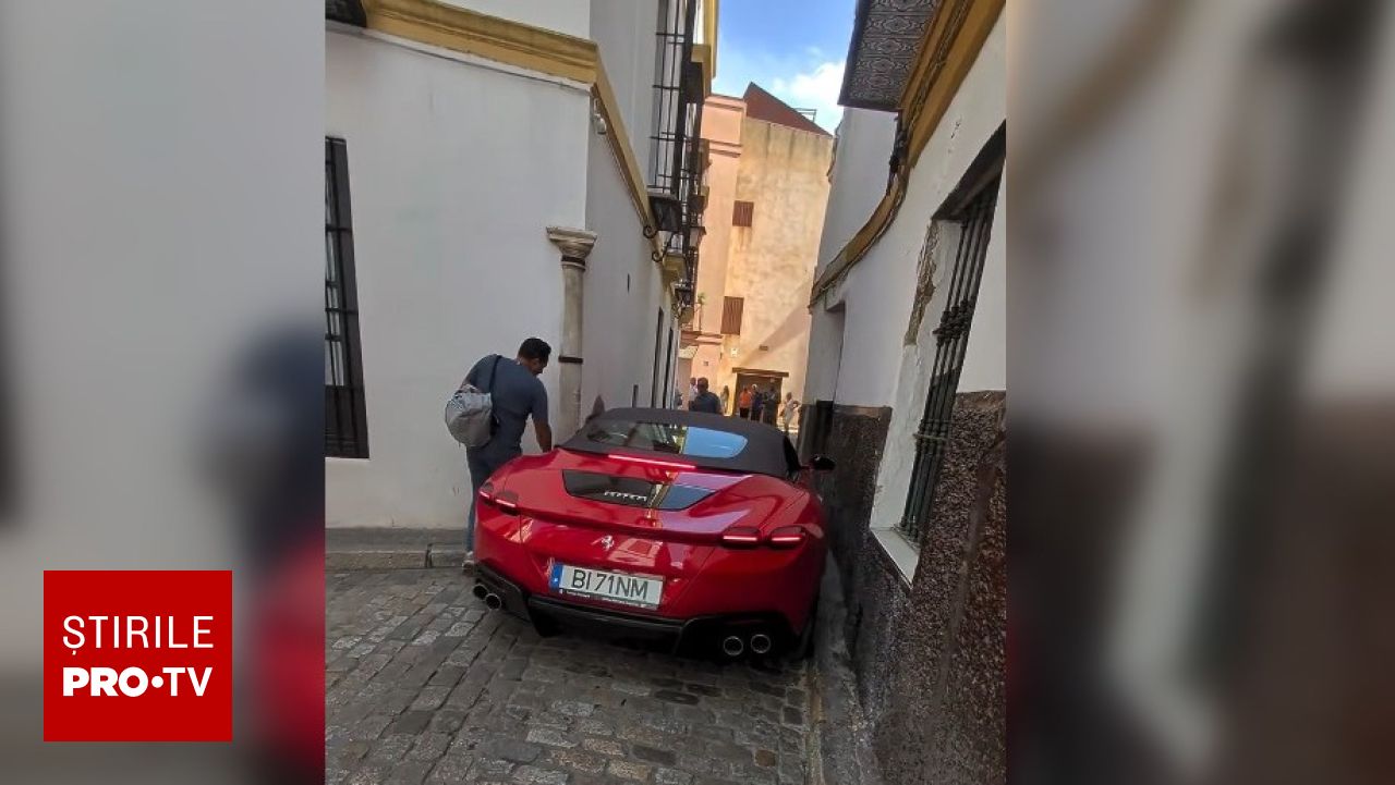 Un Ferrari de lux a rămas blocat în străduțele înguste din centrul istoric al Seviliei