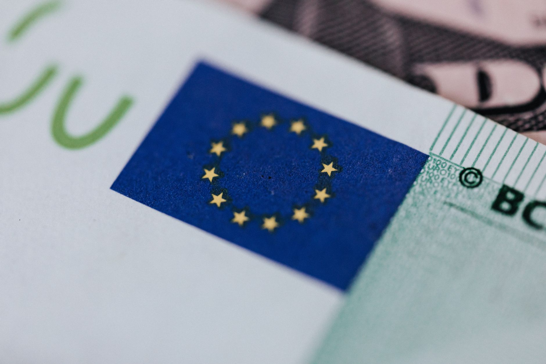 Studiu ING Research: Majoritatea românilor nu investesc, deși inflația amenință economiile