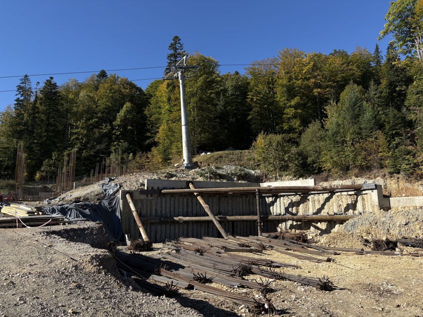 Telegondola din Sinaia a funcționat în condiții de risc: pilon deplasat din cauza unui șantier de lux