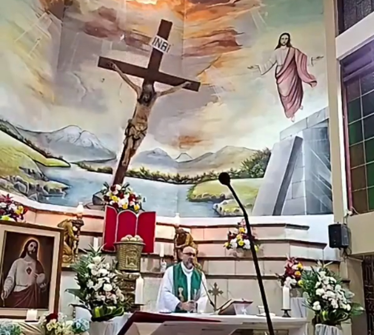 Tragedie în Ecuador: Un preot a murit strivit de un crucifix în timpul unei slujbe transmise în direct
