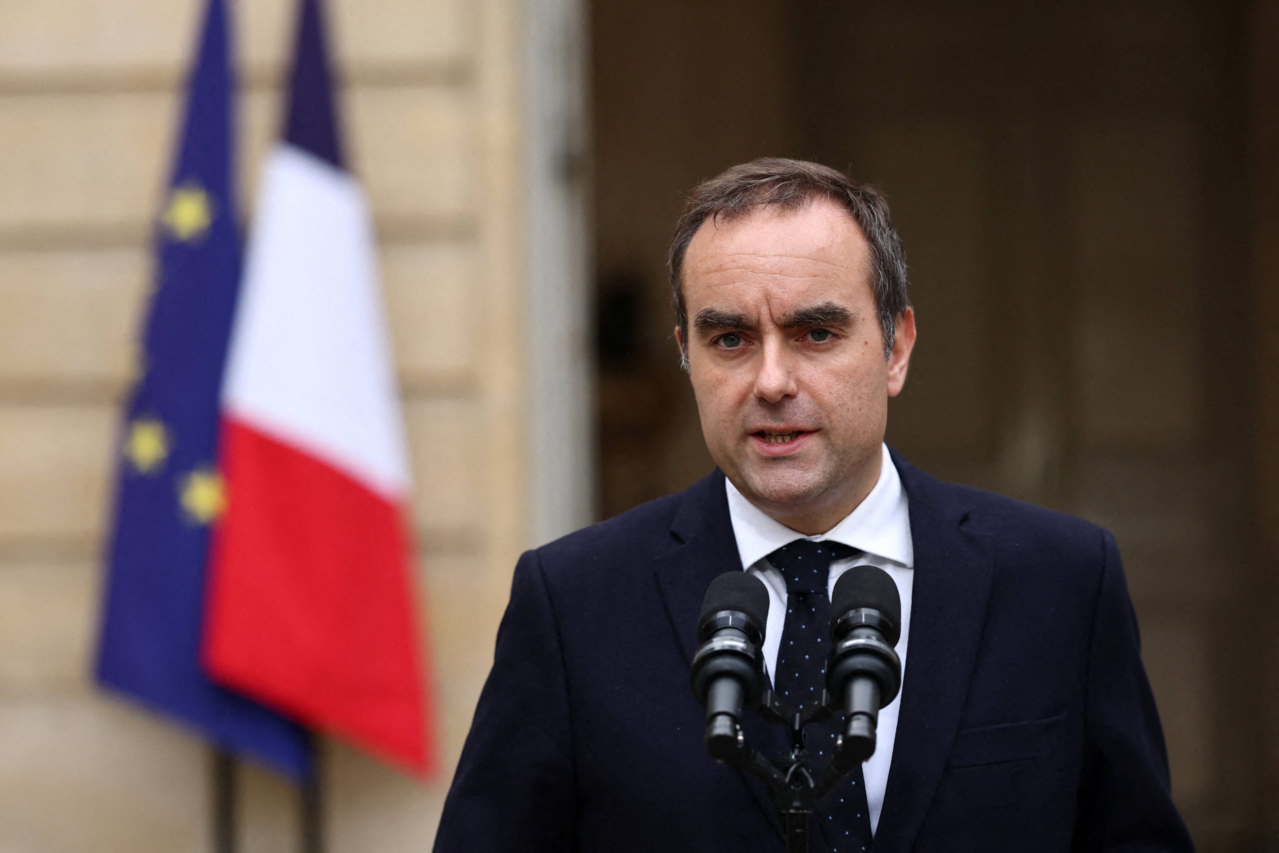 Premierul francez organizează o reuniune de urgență după protestele violente care au afectat țara