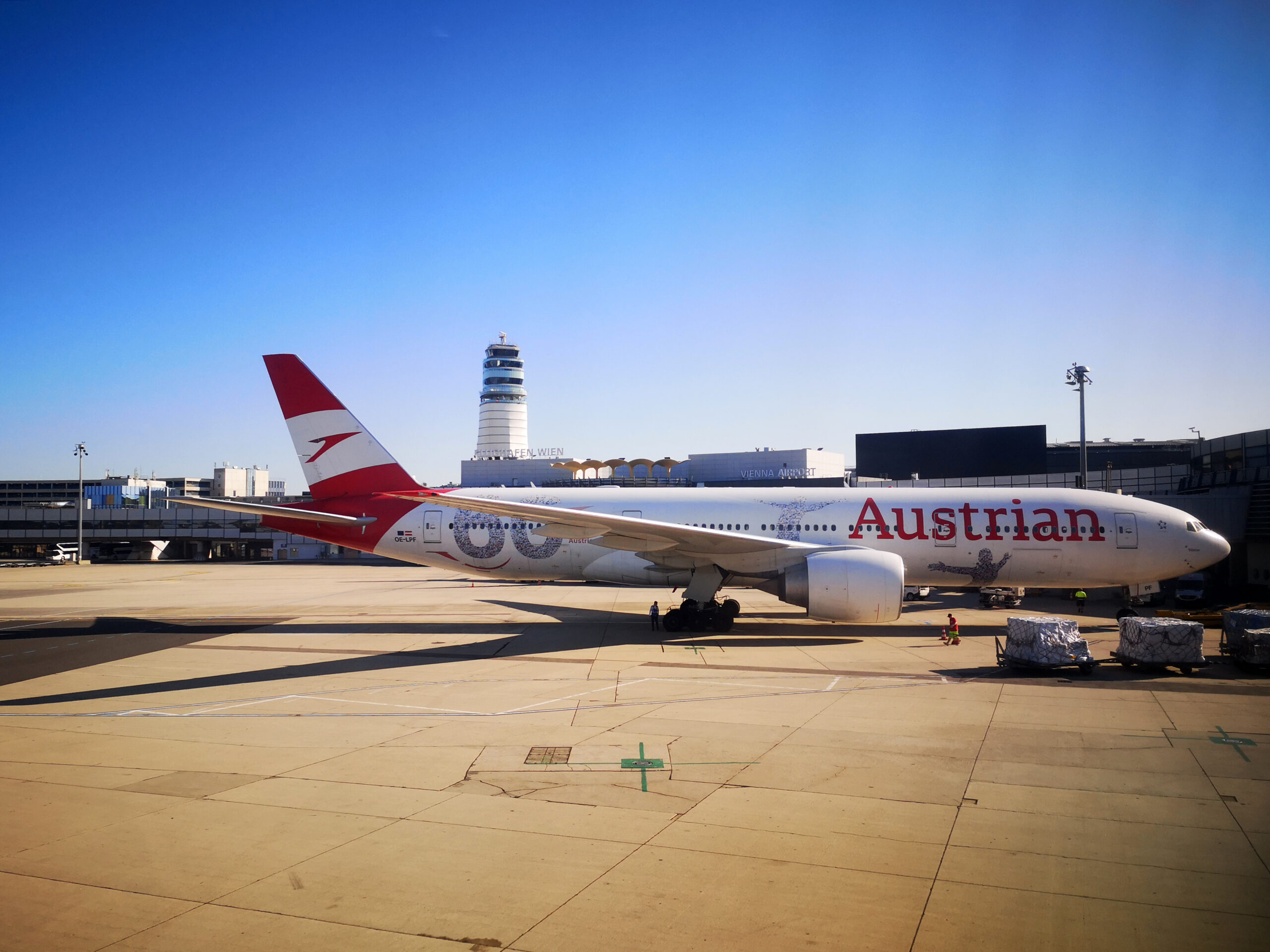 Alertă cu bombă la un avion Austrian Airlines: escortat de un MiG-29 după devierea de urgență