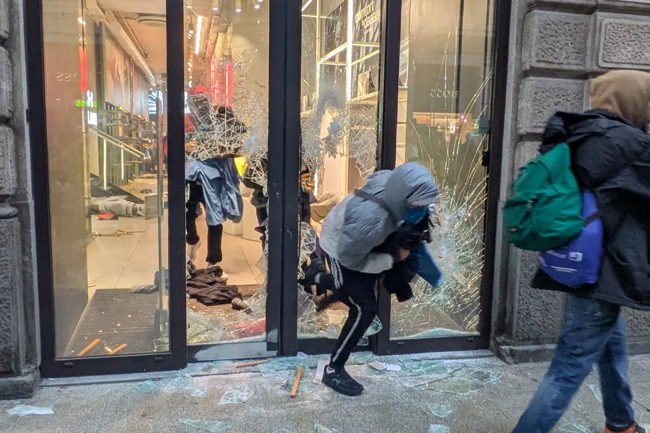 Violențe și haos în Milano: tineri care fură și filmează pentru TikTok în timpul protestelor