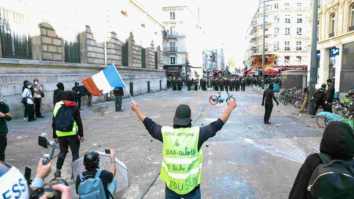 Manifestații masive în Franța: „vestele galbene” au revenit pe străzi pentru proteste împotriva scumpirii vieții