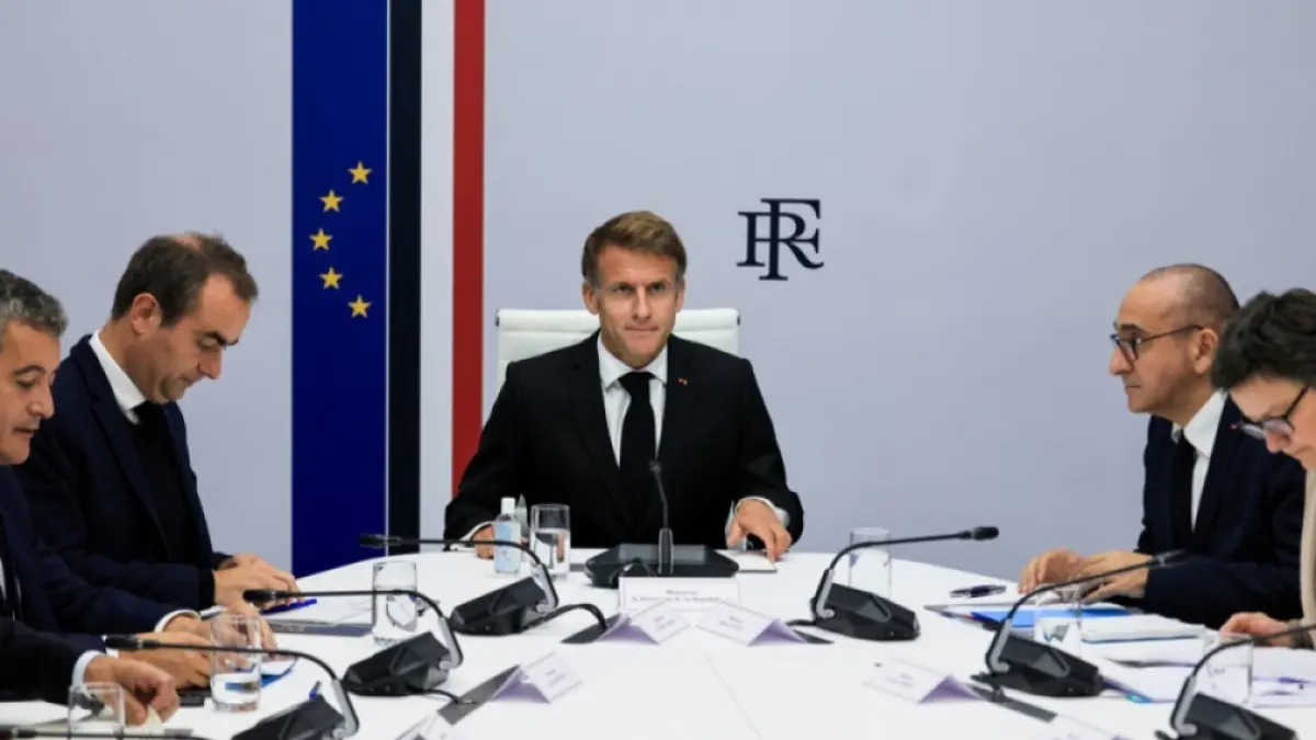 Emmanuel Macron refuză să accepte demisia ministrului de interne după revoltele violente din Franța