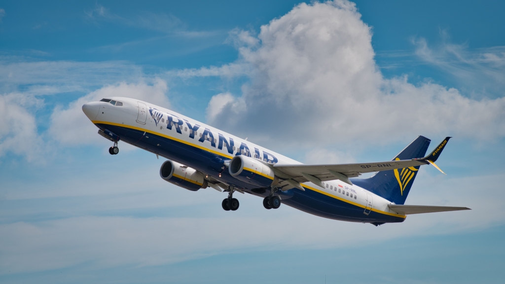 Ryanair renunță la rutele de pe 13 aeroporturi europene pentru a controla costurile