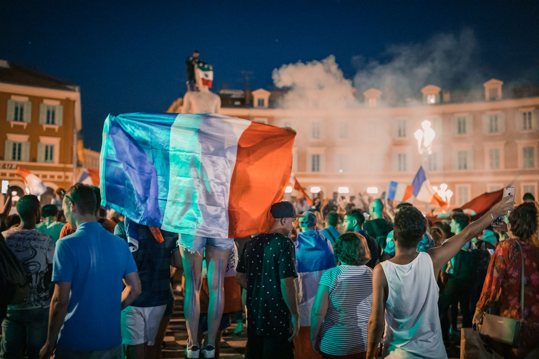 Dan Negru a interpretat greșit un eveniment istoric din Franța pentru a explica violențele recente