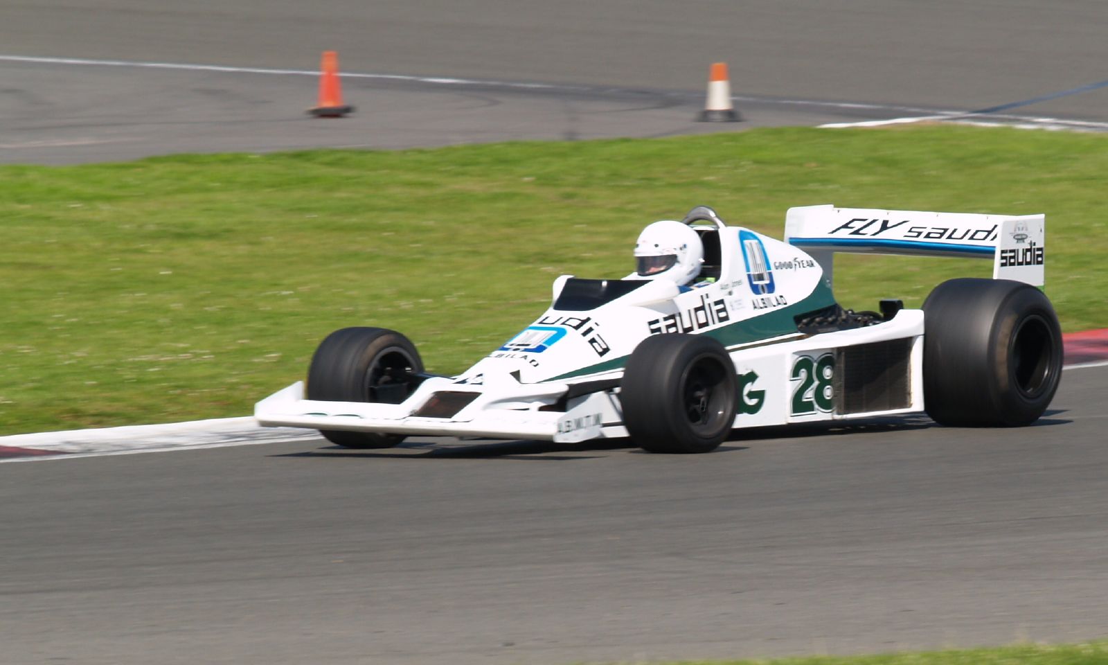 Echipa McLaren vinde cinci monoposturi legendare de Formula 1, pilotate de Senna și Hamilton