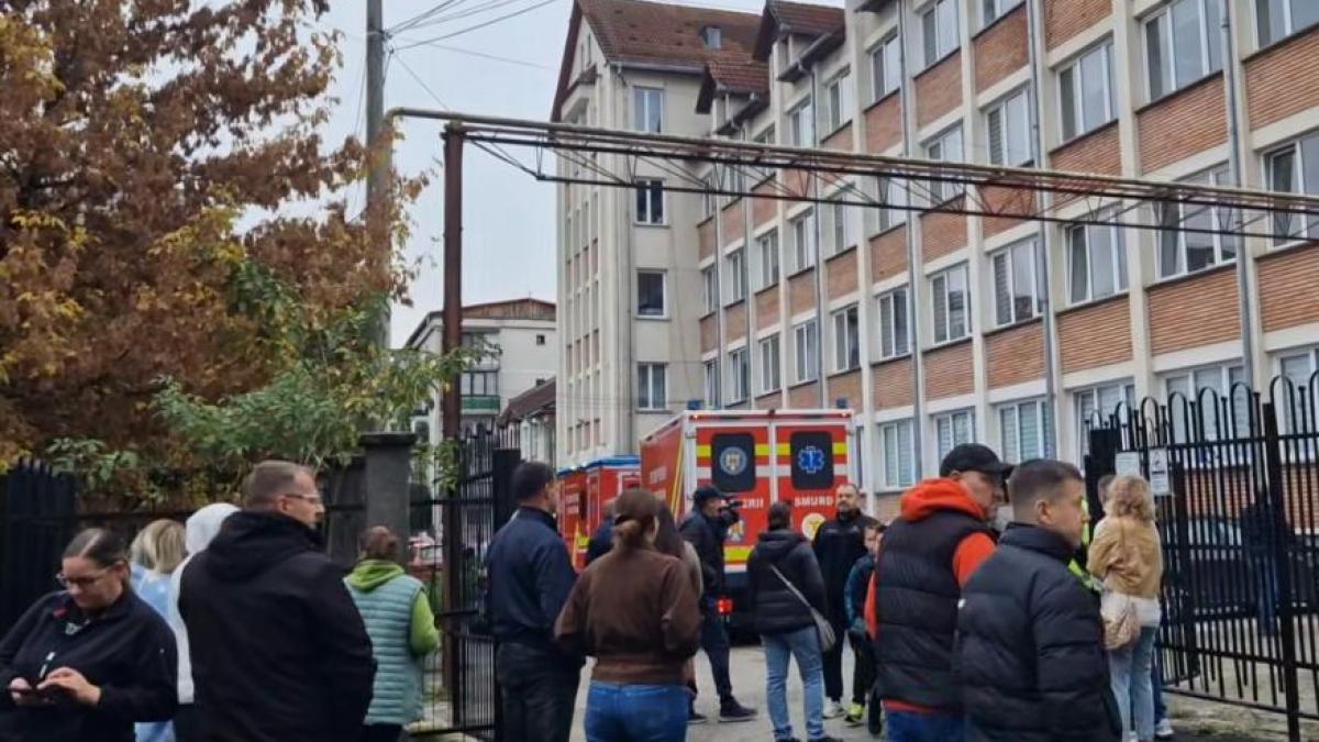 Atac violent la o școală din Bistrița: elev de 13 ani a înjunghiat o profesoară și un coleg