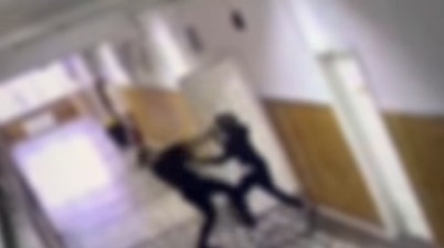 Atac cu cuțitul la o școală din Bistrița: au fost publicate imaginile cu momentul în care elevul o înjunghie pe profesoară